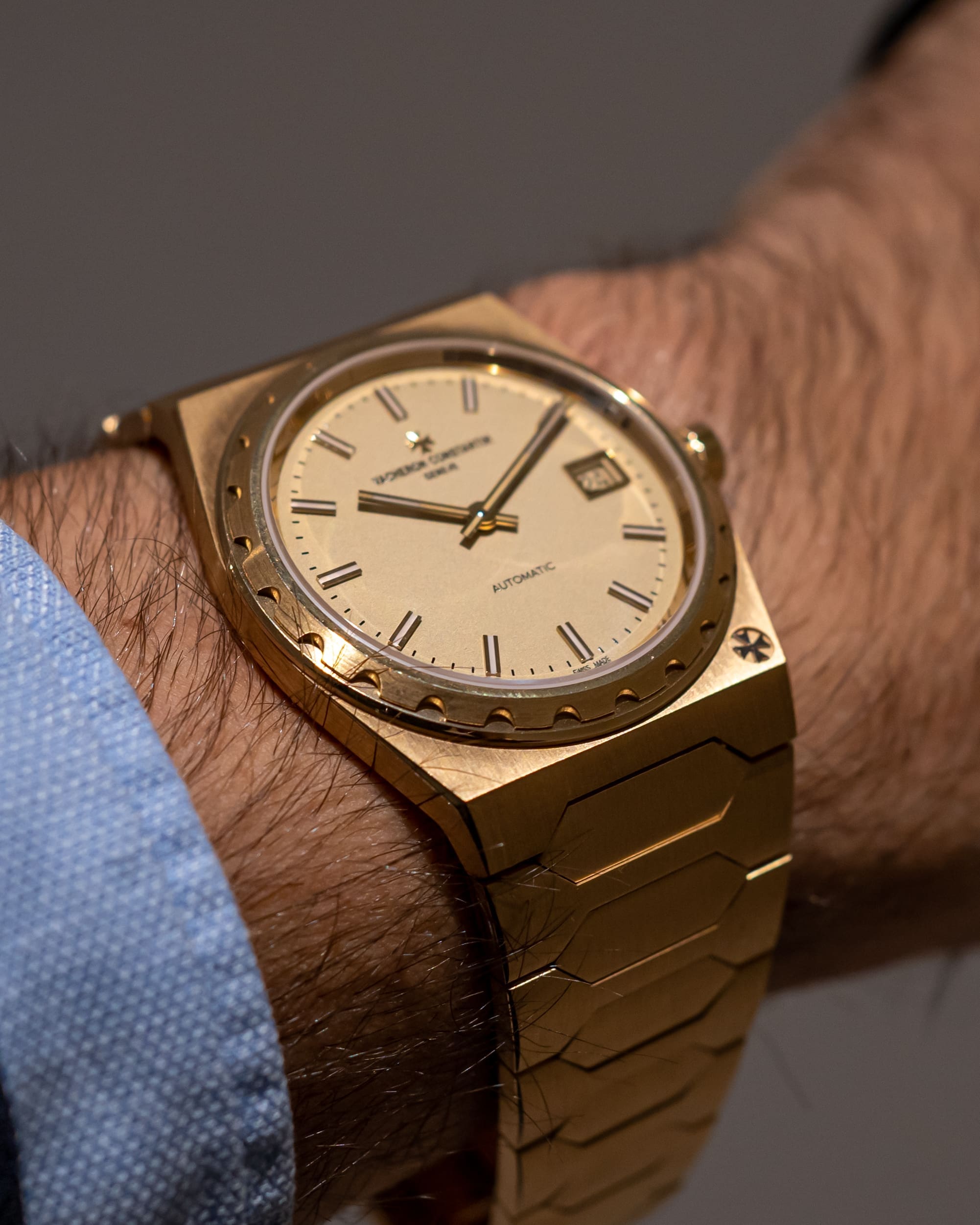 Vacheron Constantin Historiques 222 case profile